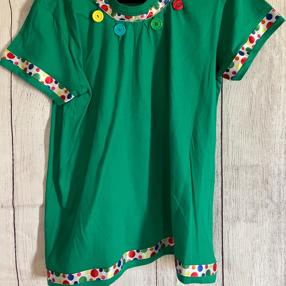 212 scoop neck tee w/multi-color polka dot ribbon and button accent - hip slit